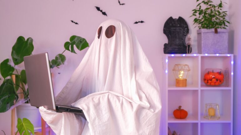 Persoon verkleed als spook met laptop bij artikel over slechte copy