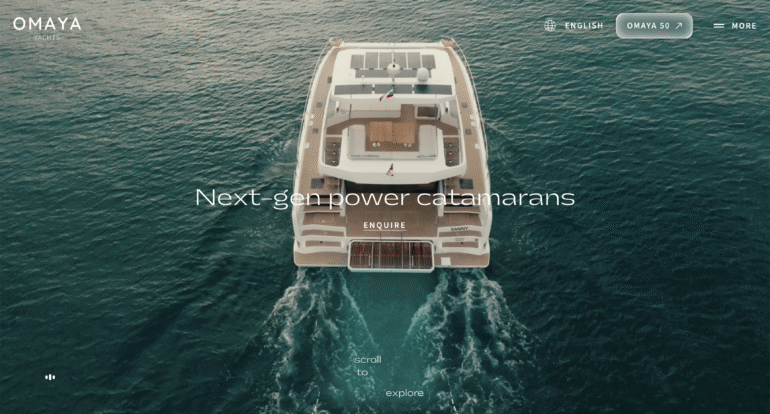 Website van Omaya die vervaagt in een virtuele ruimte