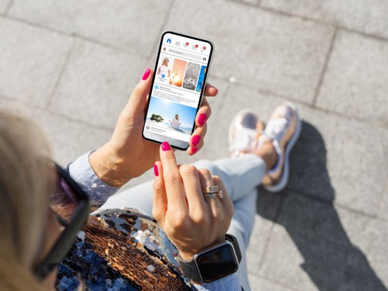 Een vrouw kijkt op haar feed.