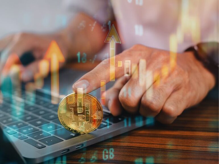 Een laptop met bitcoin- en crypto-tekens