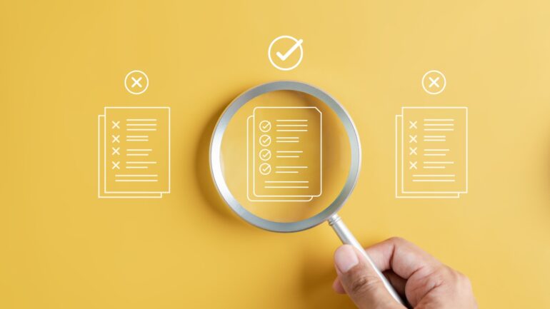 Vergrootglas zoekt naar juiste documentatie ter illustratie van kennis delen en organiseren in organisaties