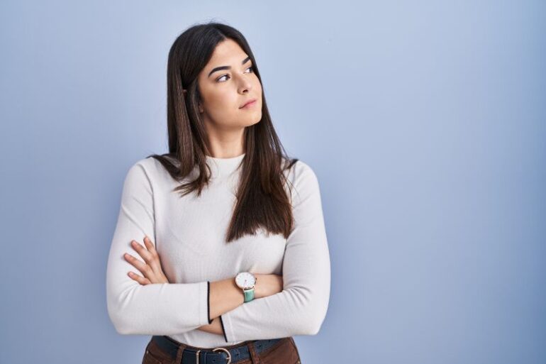 Vrouw die iets overdenkt