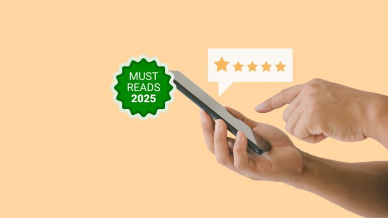 een hand met een mobiel die een 5-sterrenreview aantoont.