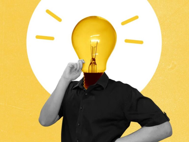 Een man met een lamp als hoofd.