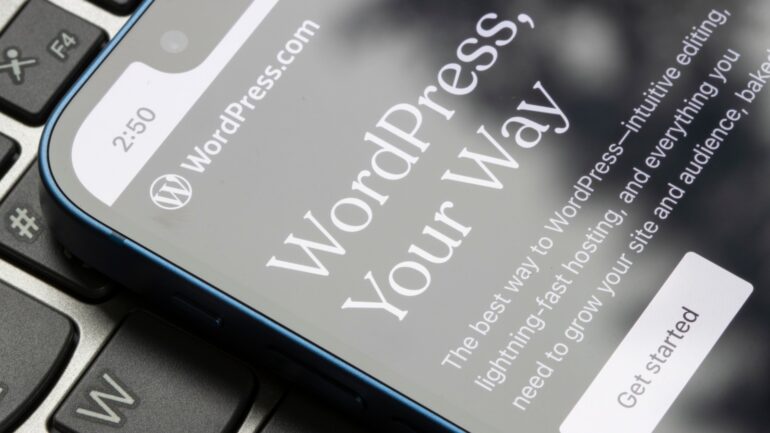 WordPress op een telefoonscherm dat ligt op een toestenbord.