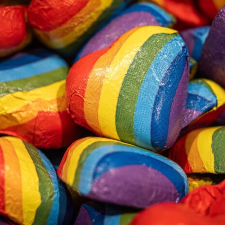 Chocolade regenbogen: pinkwashing en schandalen in de snoepwinkel