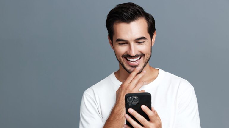 Man kijkt op smartphone