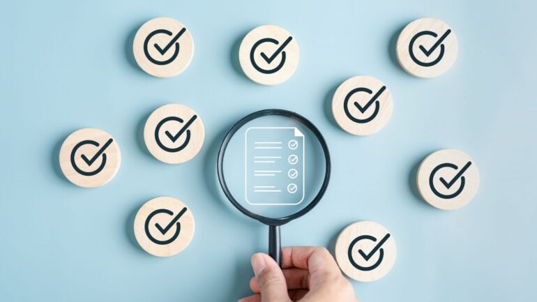 Een vergrootglas met checksmarks rondom.