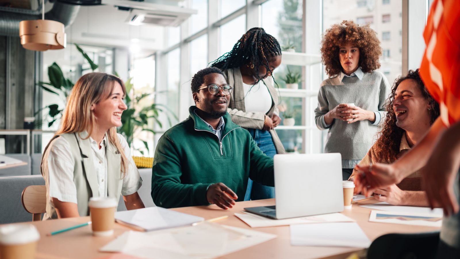 De menskant van employee advocacy: inzichten uit 1.600 reviews [onderzoek]