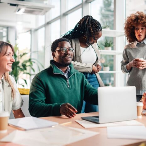 De menskant van employee advocacy: inzichten uit 1.600 reviews [onderzoek]