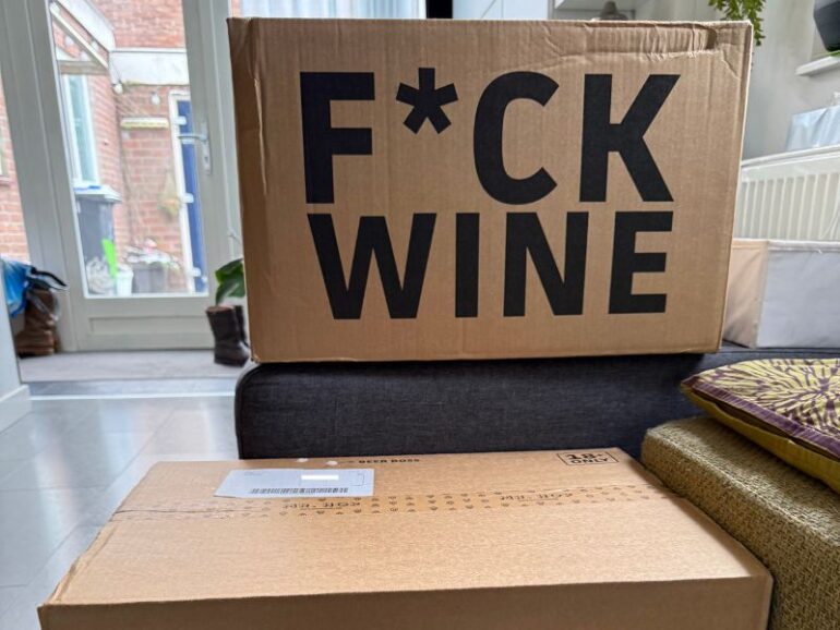 Een kartonnen doos met "f*ck wijn"
