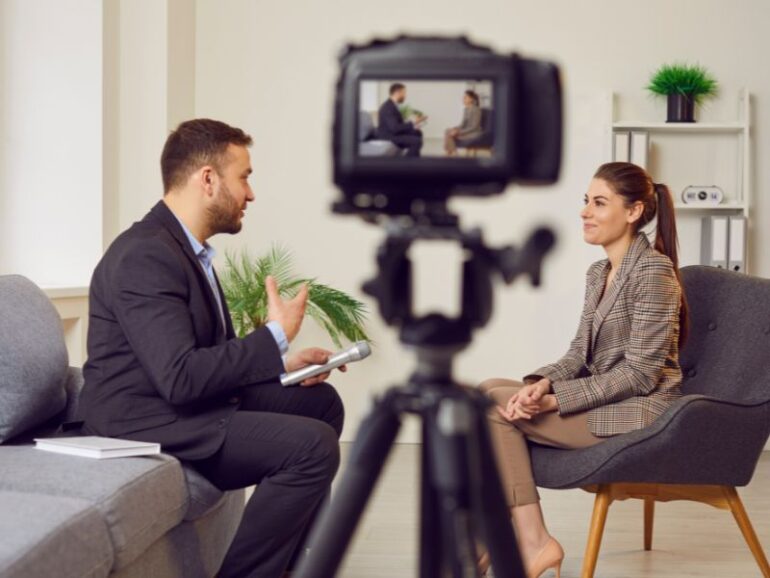 Een interview wordt afgenomen voor de camera.