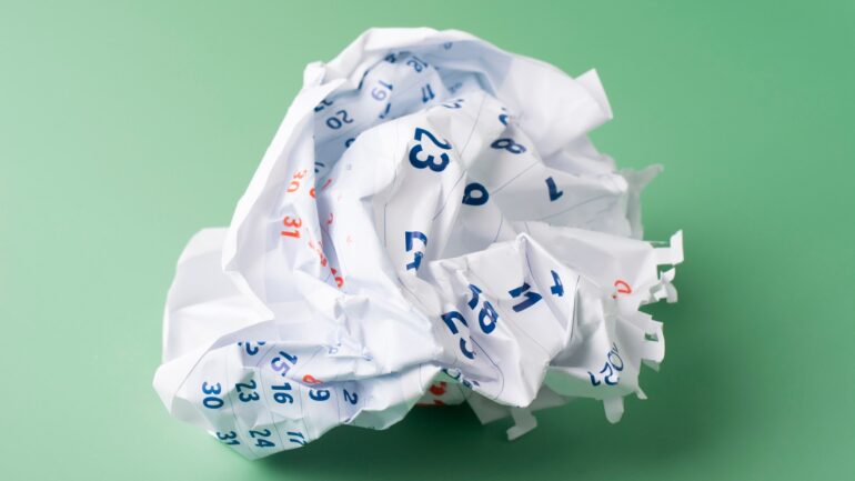 Verfrommelde kalender ter illustratie van contentkalender uit het raam gooien voor zero-click contentstrategie