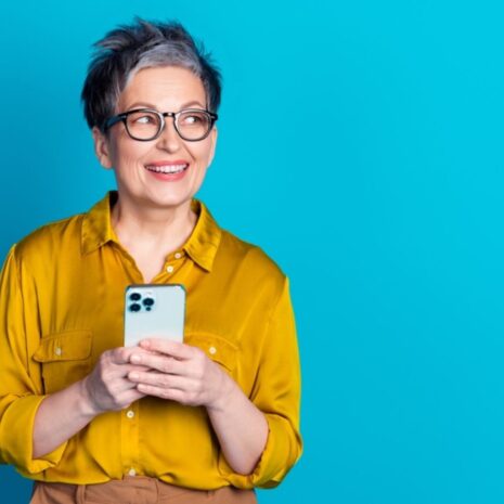 Waarom “senior” zeggen wel werkt (& waarom hun daden vaak afwijken van hun woorden)