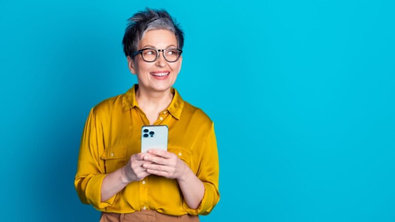 Vrouw achter haar telefoon