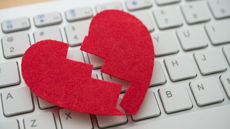 Gebroken hart dat ligt op een toestenbord