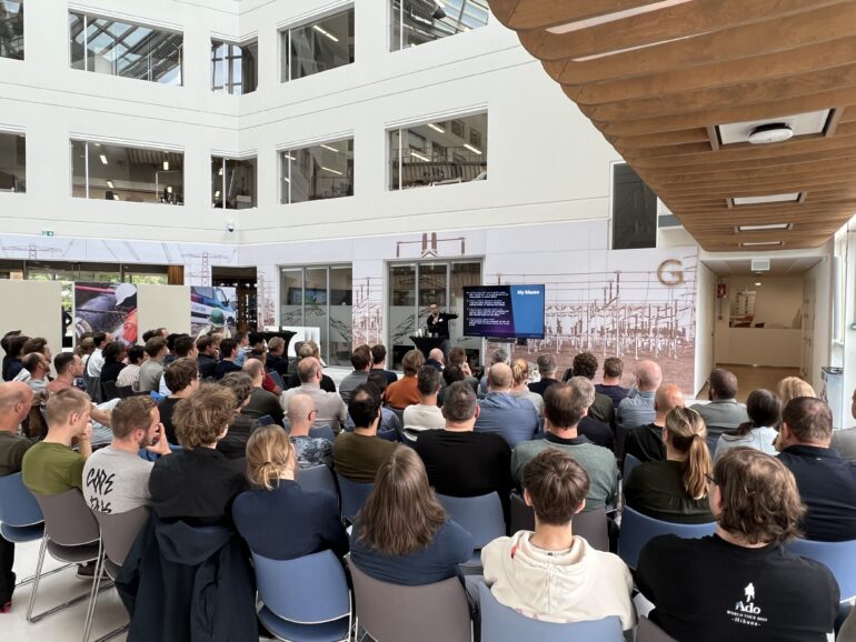 groep mensen die luisteren naar communitybuilder