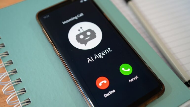 Smartphone met inkomende oproep van AI Agent ter illustratie van agentic ai