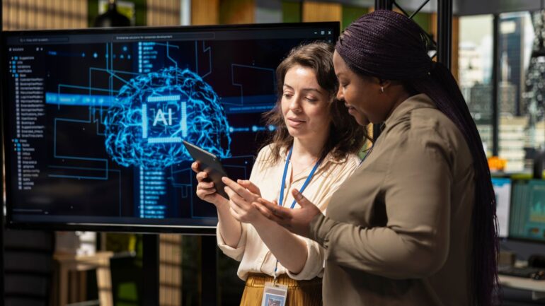 2 professionals bespreken een AI algoritme.