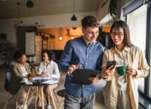 Zichtbaar leidinggeven? Ga tussen je mensen zitten Zichtbaar leidinggeven? Ga tussen je mensen zitten