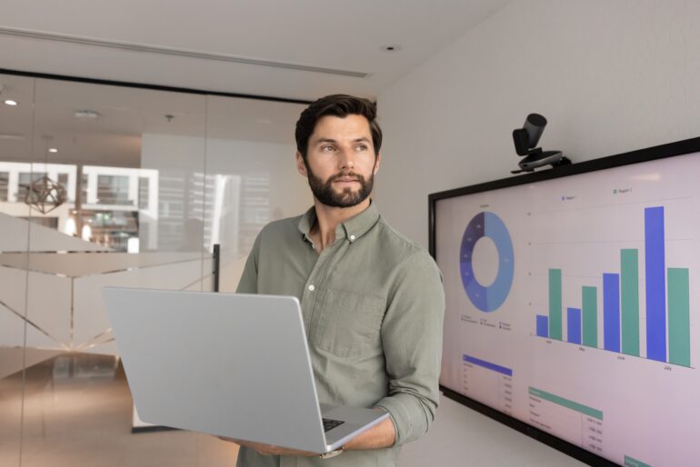 Man die AI gebruikt voor marketingsstrategie 