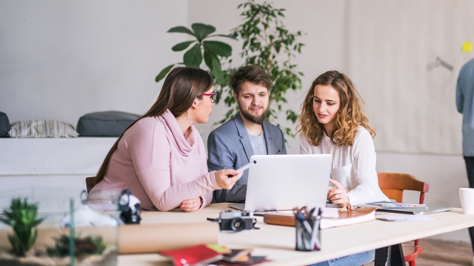 Zichtbaar leidinggeven? Ga tussen je mensen zitten