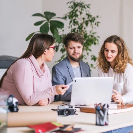 Zichtbaar leidinggeven? Ga tussen je mensen zitten
