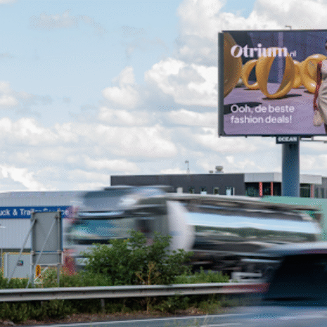 Otrium stuurt radiocampagne realtime aan met AI: Eerste volledig feed-based campagne koppelt live productdata aan massamedia en maakt offline direct meetbaar