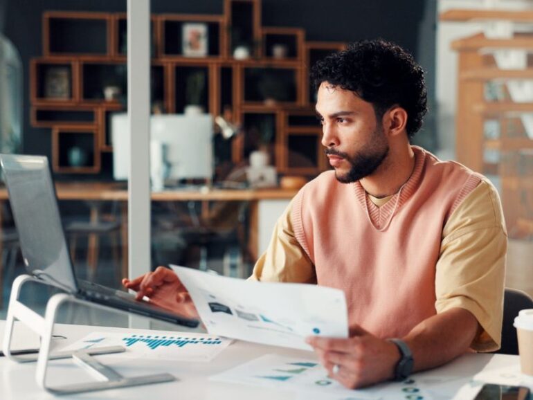 Man achter de laptop.