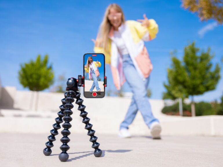 Een statief met een filmende telefoon.