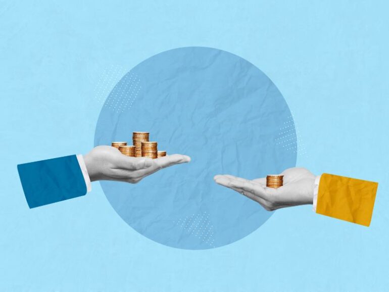 Twee handen met muntgeld. Links heeft meer, rechts minder.