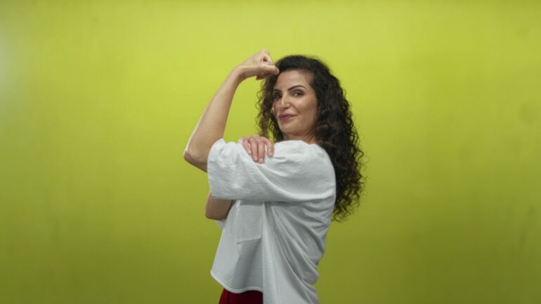 Vrouw die kracht uitstraalt weerbaarheid