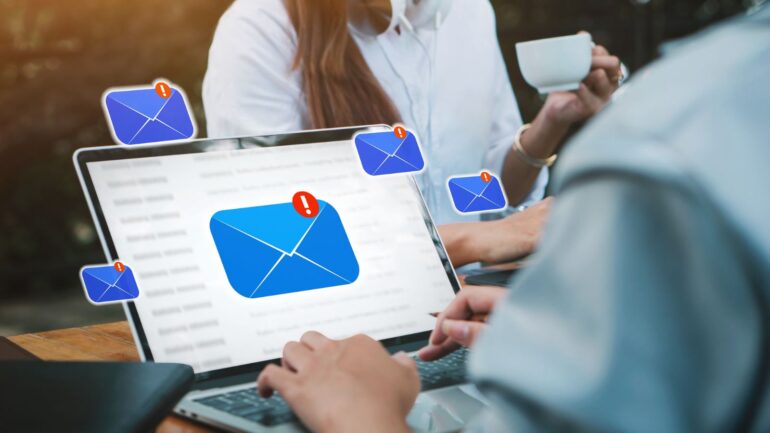 Een laptopscherm met veel e-mails