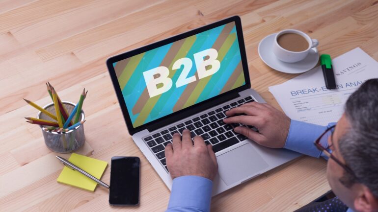 man achter laptop, b2b marketing
