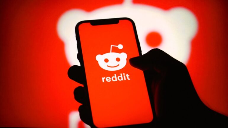 Telefoon met het logo van Reddit.