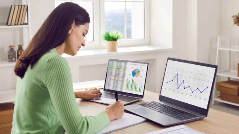 Vrouw die metrics aan het analyseren is