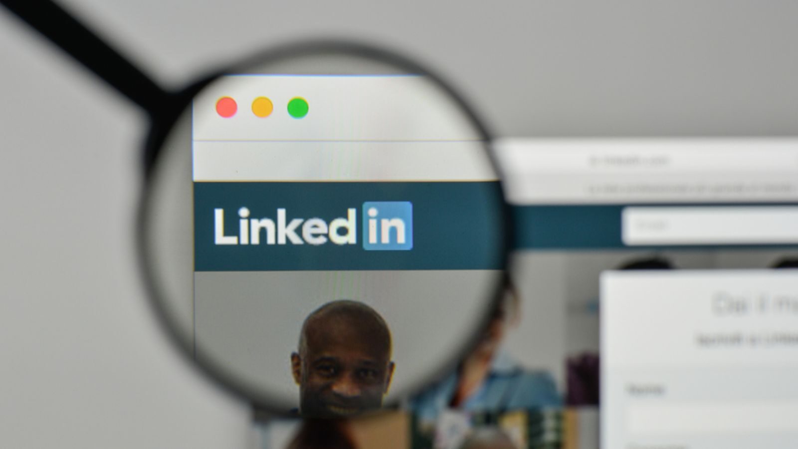 LinkedIn kiest voor mensen boven bedrijfspagina’s (& dit betekent het voor je strategie)