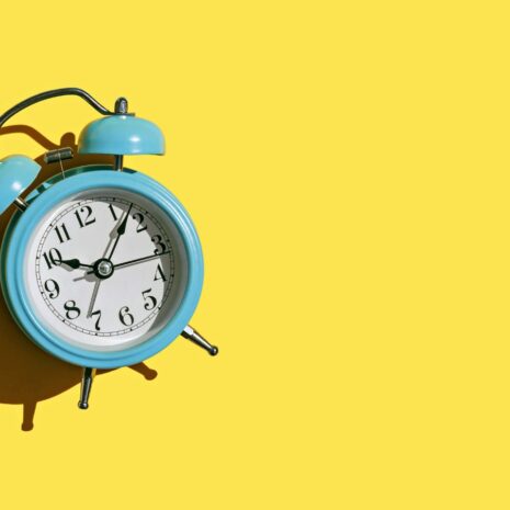 De beste tijden om te posten op Instagram, LinkedIn, TikTok, Facebook & X in 2026