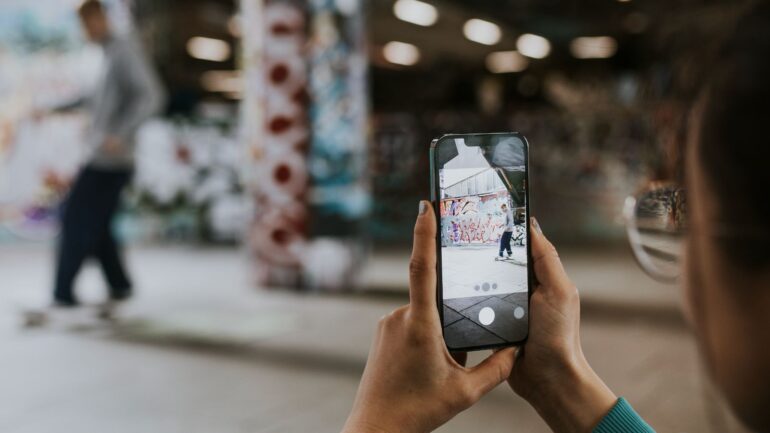 Foto maken met smartphone van iemand op een skateboard