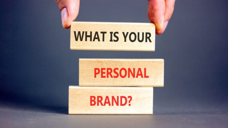 Persoonlijke branding weergeven op houten blokken