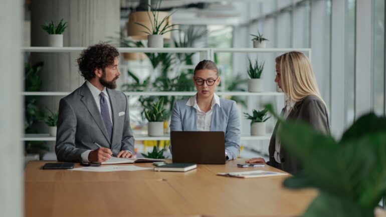 Werkende mensen op kantoor