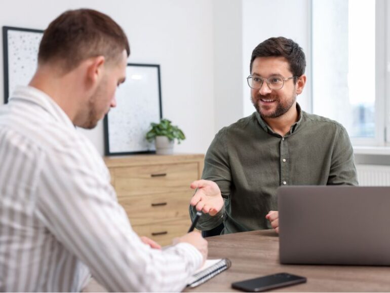 Twee mannen aan tafel in overleg