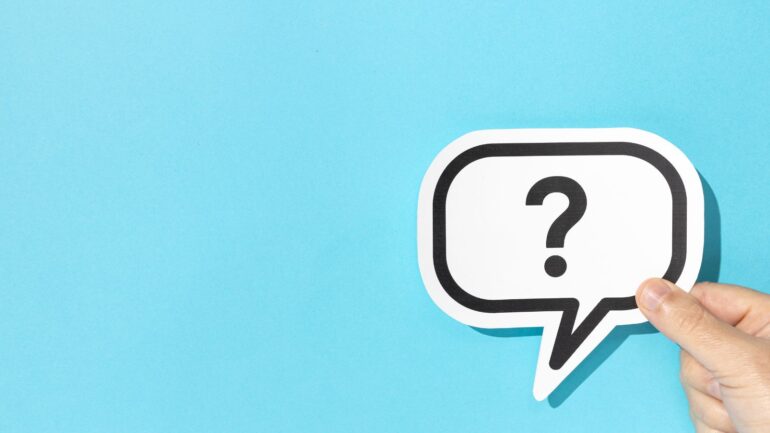 Een blauwe achtergrond met een vraagteken.