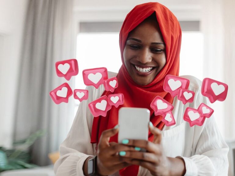 Een lachende vrouw met likes. 