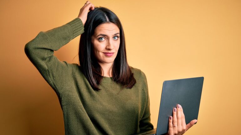 Vrouw met laptop in twijfel