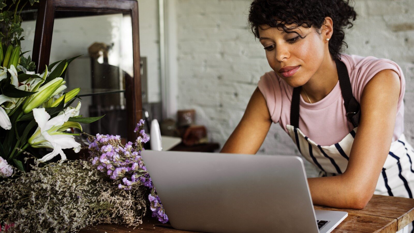 Wat AI niet kan: 5 Cialdini-principes die je webshop nodig heeft