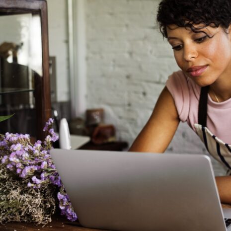 Wat AI niet kan: 5 Cialdini-principes die je webshop nodig heeft