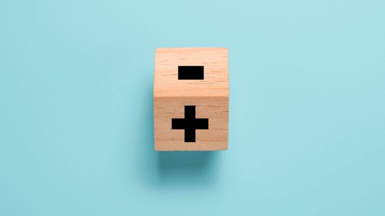houten blokje van plus naar min