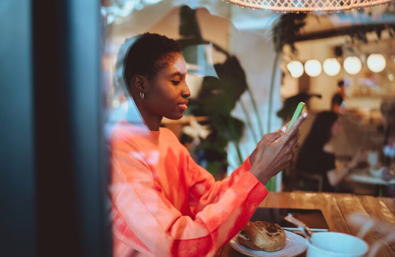 vrouw in cafe