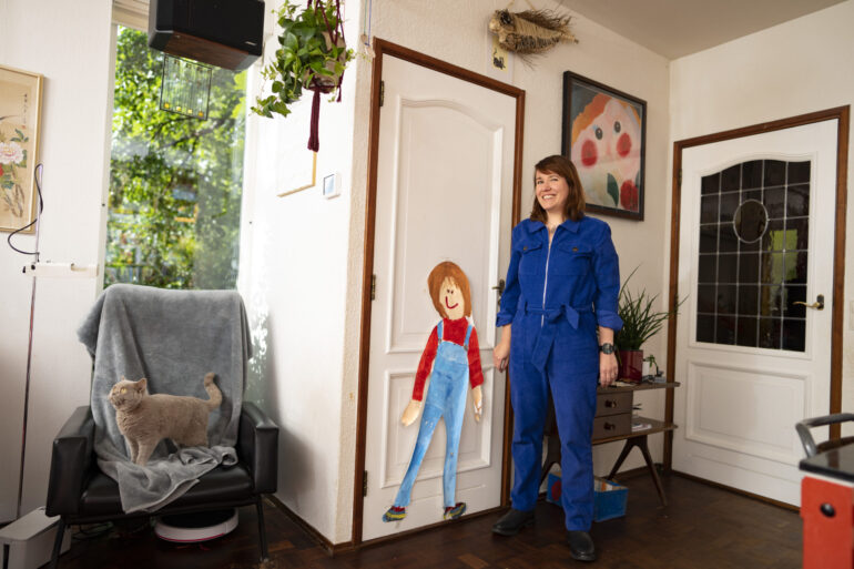 ionica thuis in haar woonlamer met de kat